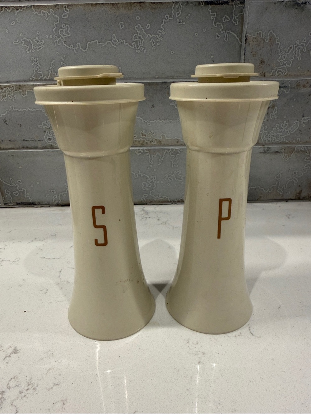 Tupperware Cream Salt and Pepper Shaker Set - Elegant Cream Finish